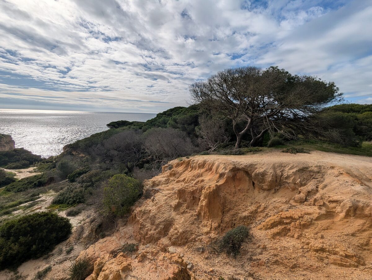 Algarve im Winter: Steile Klippen und stille Schönheit