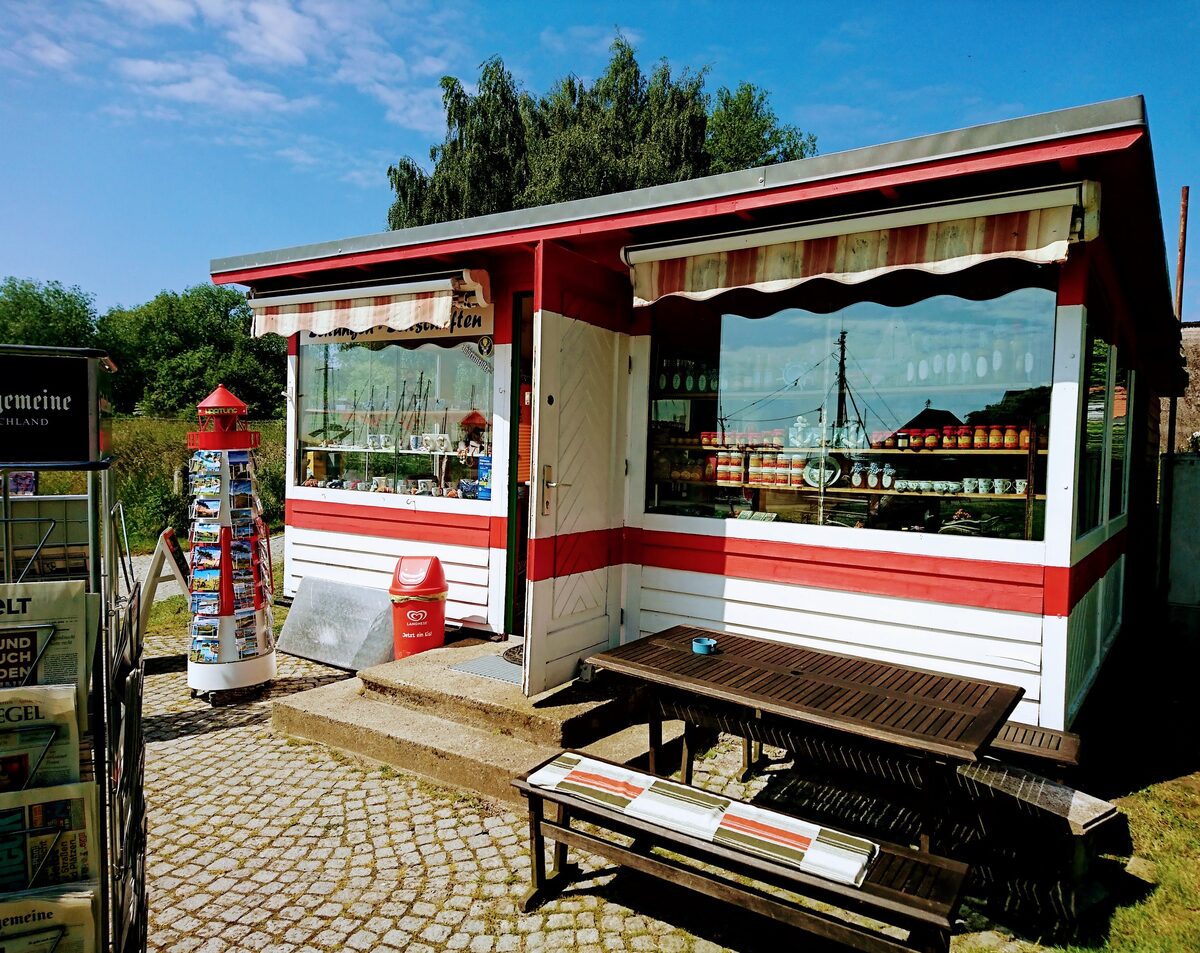Rot-weißer Kiosk in Kloster