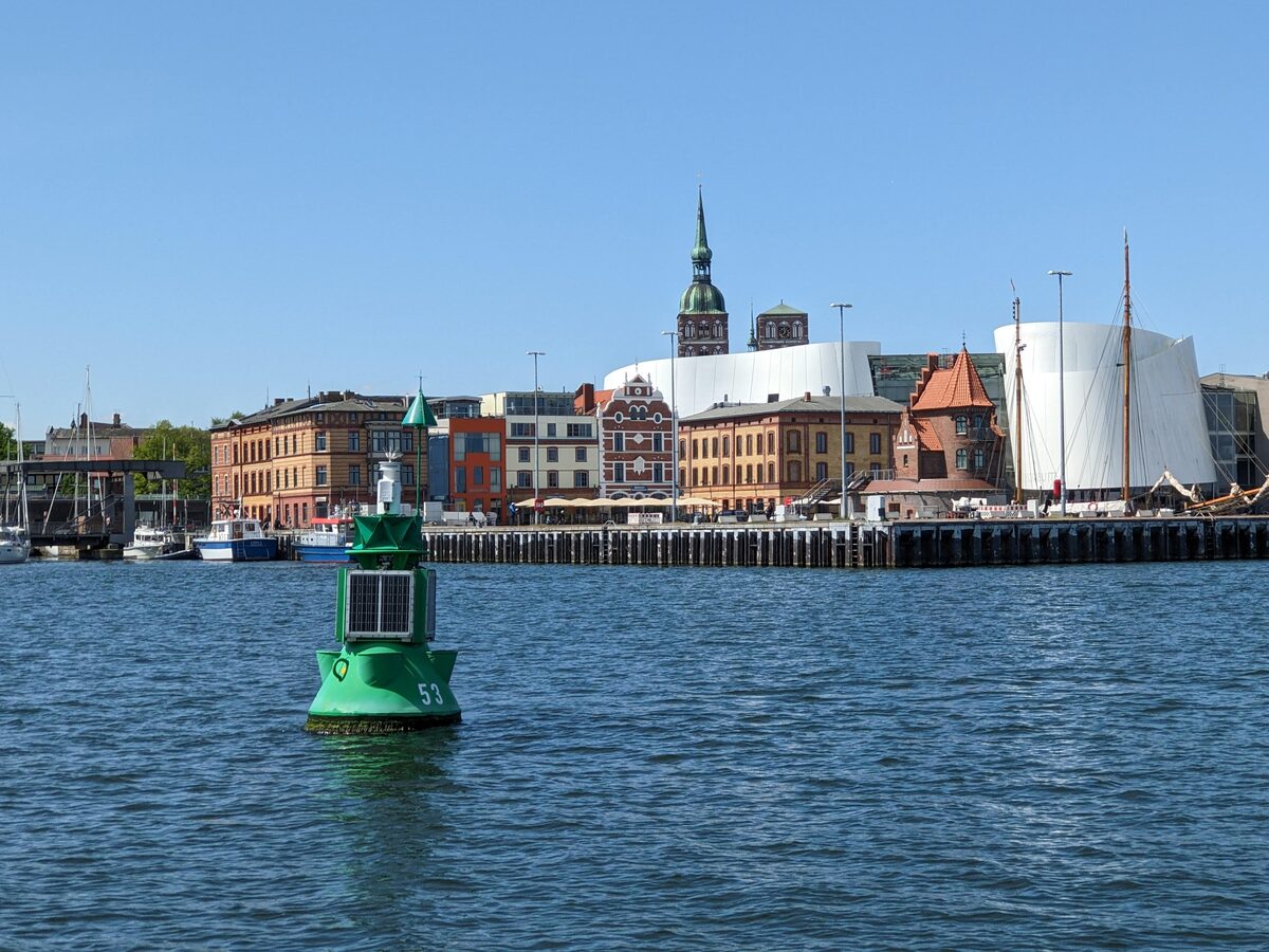 Hafenansicht Stralsund davor eine grüne Boje