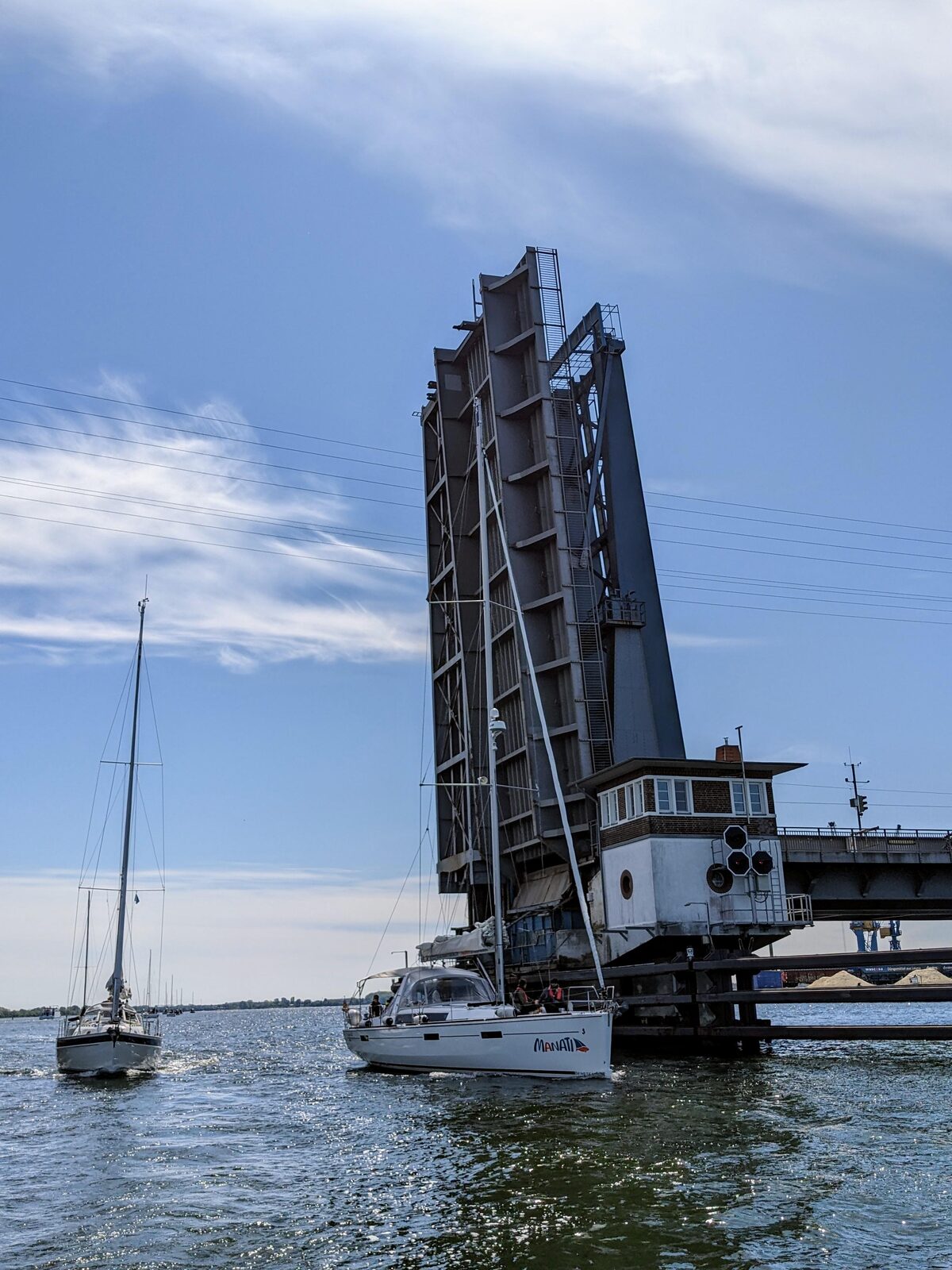 Klappbrücke Stralsund und passierende Boote